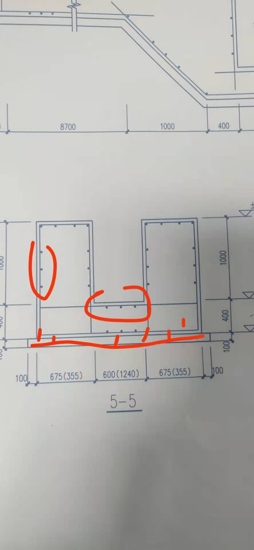 像这种纵筋是满布嘛  就是这种钢筋他虽然只在这个地方布置了  画的时候是不是也得这么画