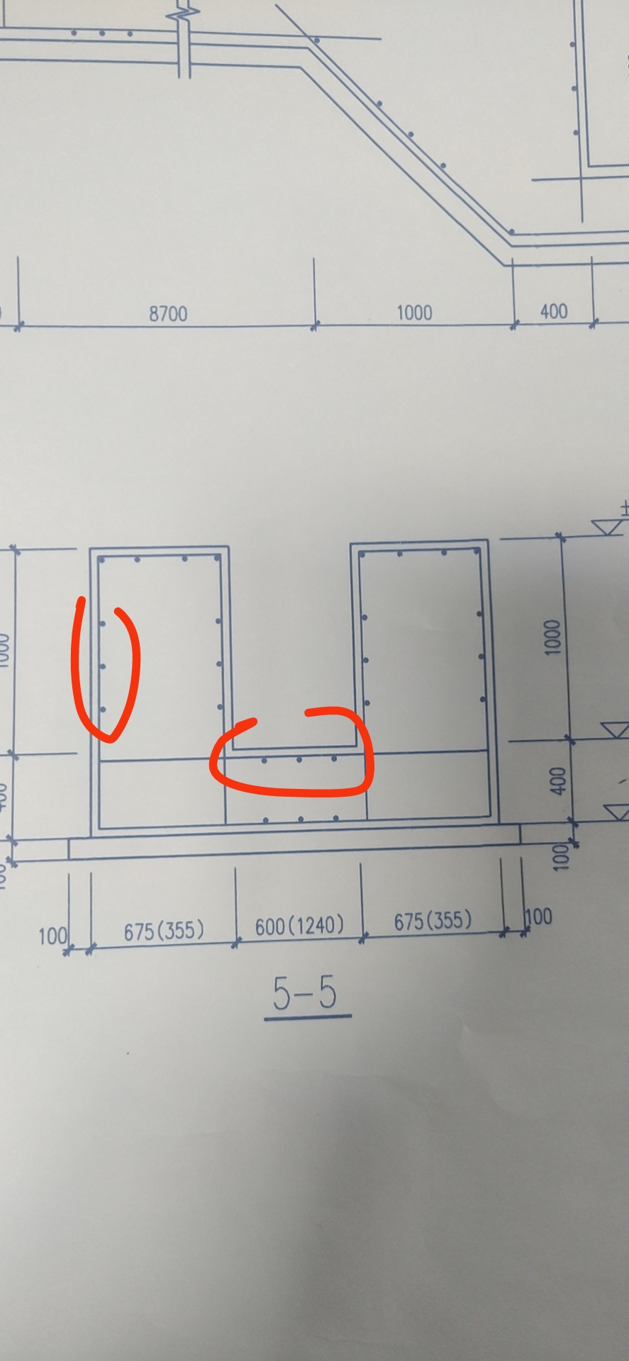 像这种纵筋是满布嘛  就是这种钢筋他虽然只在这个地方布置了  画的时候是不是也得这么画