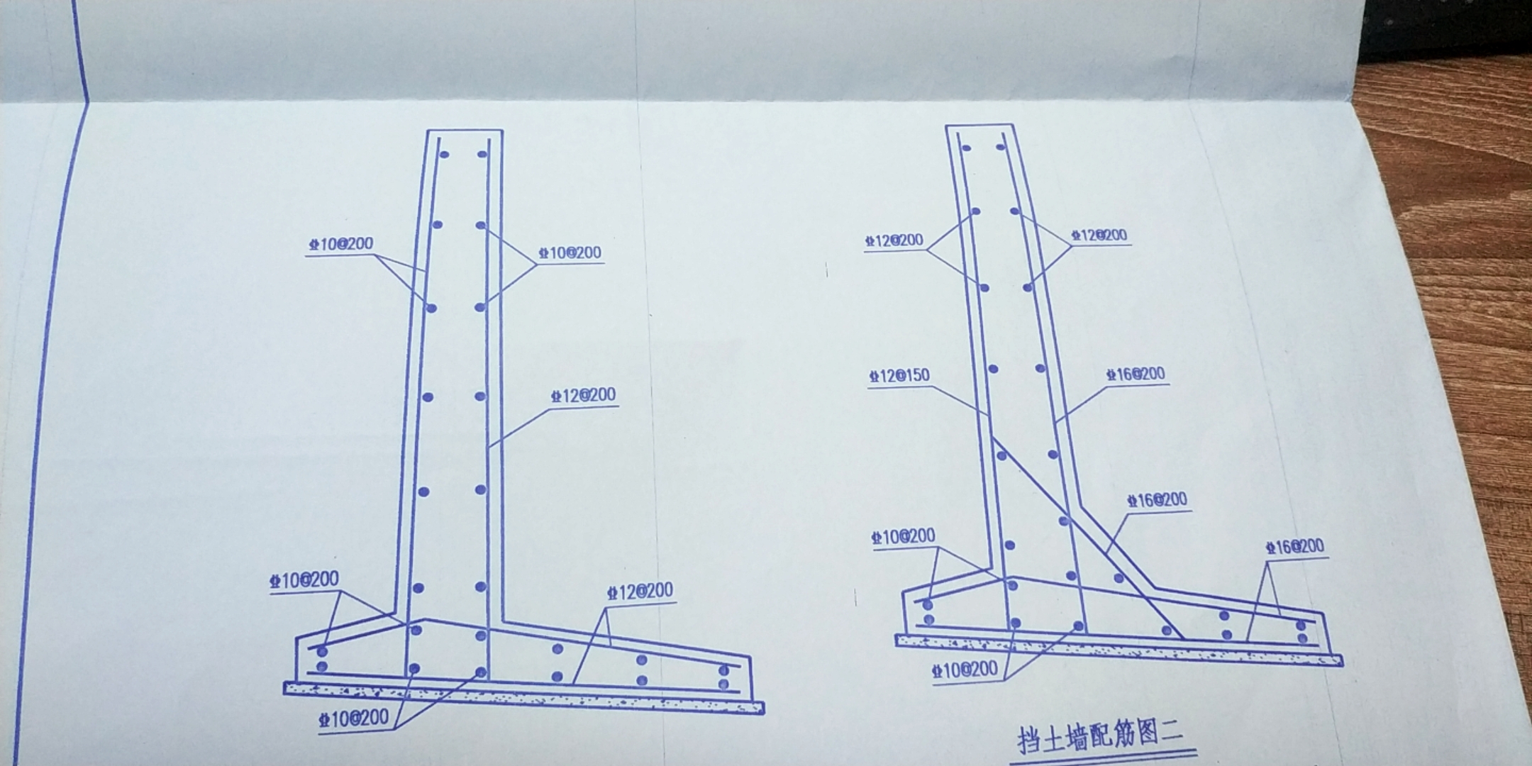 大佬，挡土墙怎么画和布置钢筋