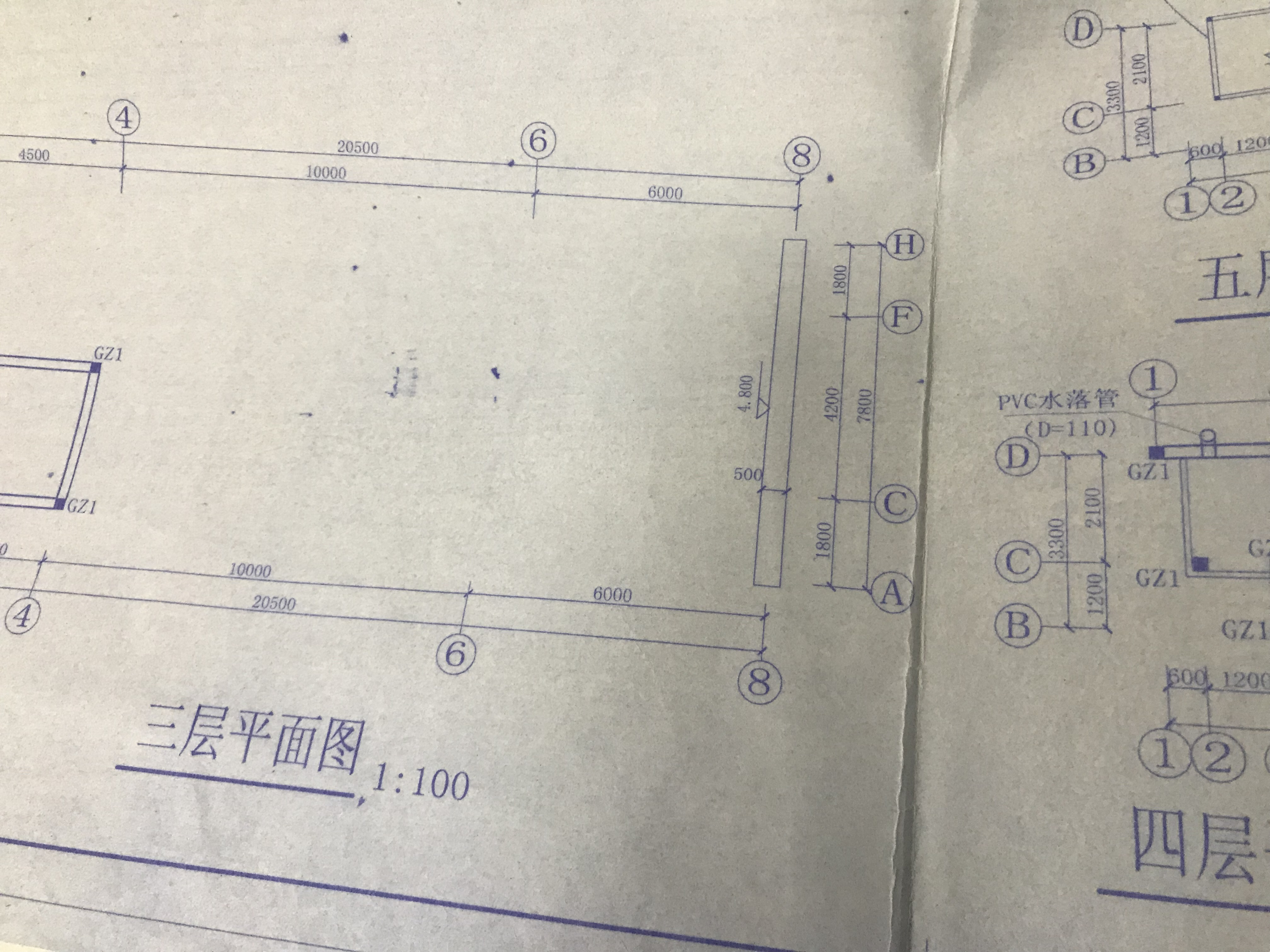 哪位大神可以告訴我下右邊這個小房子屋頂是什么樣子一個形狀啊
